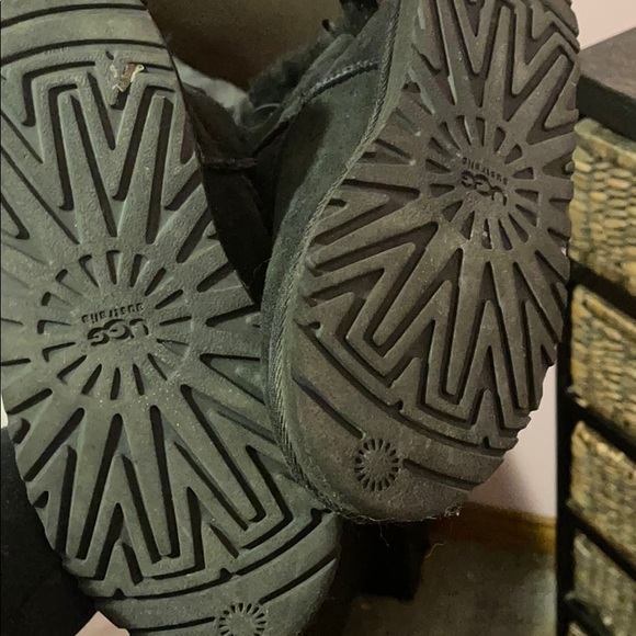 Blk bailey bow kids Ugg’s - Picture 2 of 3